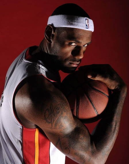 中后卫超长奔袭破门，帅炸了（中后卫长驱直入破门，燃爆全场）