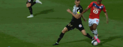 足球巴萨主帅称赞中场新核：不可替代（巴萨主帅力挺中场新核 称其不可或缺）