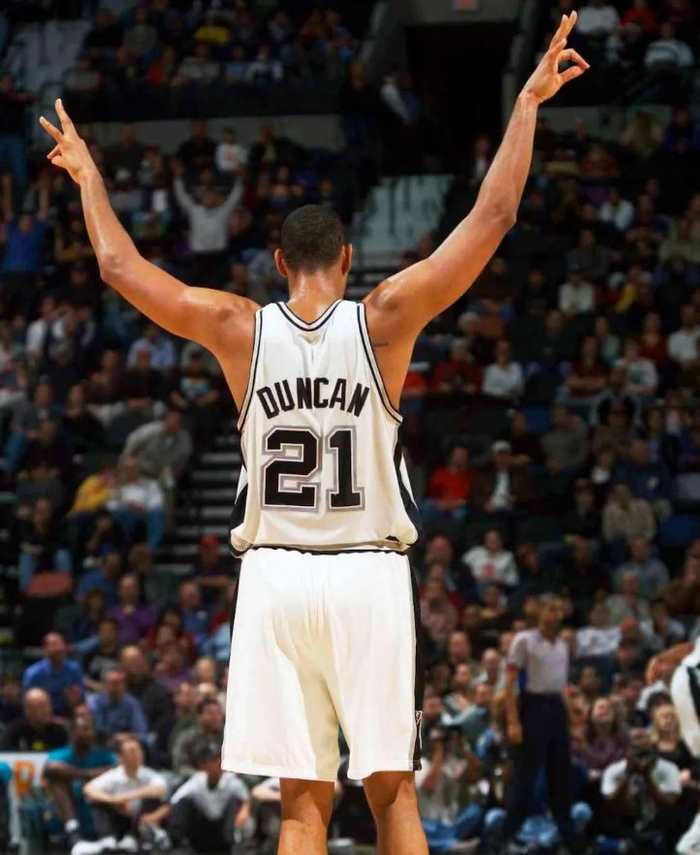 前队友：曾和马拉多纳开车出行，交警把我们拦住只为和他合影（马拉多纳前队友：与他驾车外出曾被交警拦停只为合影）