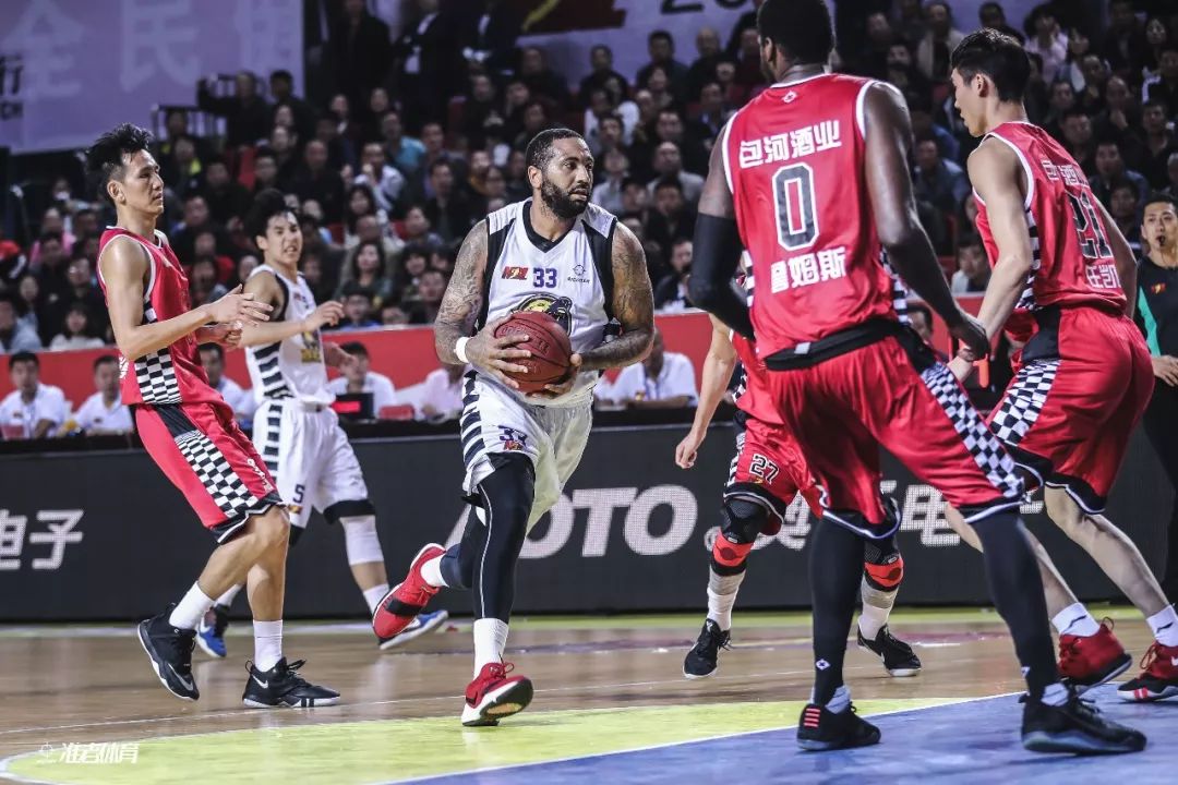 诺伊尔送礼+凯恩隐身！阿森纳3-1拜仁揭秘：欧冠5连胜靠的真是玄学？（诺伊尔失误送礼+凯恩迷失！阿森纳3-1拜仁背后：欧冠五连胜真靠玄学？）